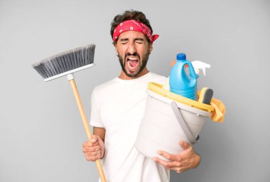 Genç, çılgın, sakallı ve temiz ürünleri olan etkileyici bir adam. kahya konsepti