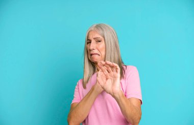 Gri saçlı, son sınıf öğrencisi, tiksinti ve mide bulantısı hisseden, pis kokan ya da kötü kokan bir şeyden kaçan, iğrenç diyen bir kadın.