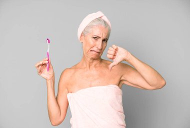 Gri saçlı, son sınıf güzeli, bornoz giyip makyaj yapan güzel bir kadın..