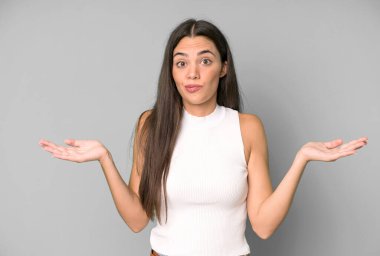 İspanyol güzel kadın şaşkın ve kafası karışık, şüpheci, farklı seçenekleri tartıyor ya da komik bir ifadeyle seçiyor.