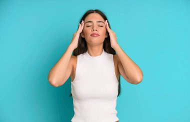 İspanyol güzel kadın konsantre, düşünceli ve ilham verici, beyin fırtınası yapıyor ve hayal ediyor.