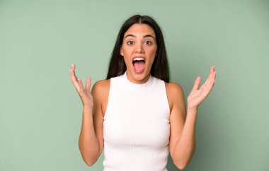 İspanyol güzel kadın mutlu, heyecanlı, şaşırmış ya da şok olmuş hissediyor, gülümsüyor ve hayrete düşüyor.