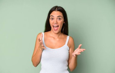 İspanyol güzel kadın kendini mutlu, şaşkın, şanslı ve şaşırmış hissediyor. Sanki her şeyi ciddiye alıyormuş gibi. İnanılmaz!