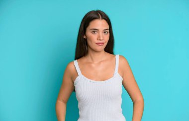 İspanyol güzel kadın gururlu, kendine güvenen, havalı, küstah ve küstah görünüyor, gülümsüyor, başarılı hissediyor.