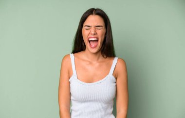 İspanyol güzel kadın agresif bir şekilde bağırıyor, çok kızgın, hayal kırıklığına uğramış, öfkeli ya da sinirli görünüyor, hayır