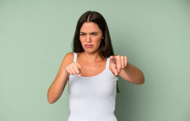 İspanyol asıllı güzel bir kadın kameraya iki parmağıyla ve kızgın bir ifadeyle sana görevini yapmanı söylüyor.