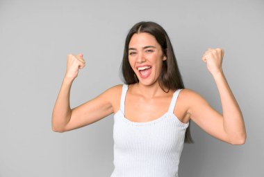 İspanyol güzel kadın mutlu, şaşırmış ve gururlanmış hissediyor, bağırıyor ve başarıyı büyük bir gülümsemeyle kutluyor.