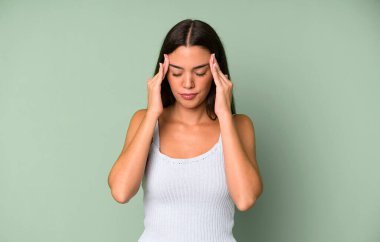 İspanyol güzel kadın stresli ve hayal kırıklığına uğramış görünüyor, baskı altında çalışıyor, başı ağrıyor ve sorunları var.