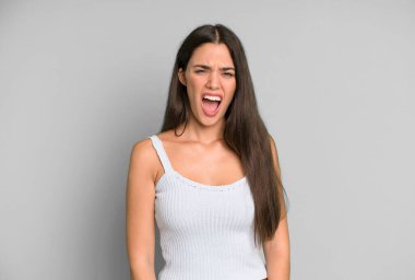 İspanyol güzel kadın korkmuş ve şok olmuş hissediyor, ağzı açık şaşkınlık içinde.