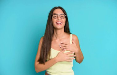 İspanyol güzel kadın romantik, mutlu ve aşık, neşeyle gülümseyen ve kalbe yakın el ele tutuşan