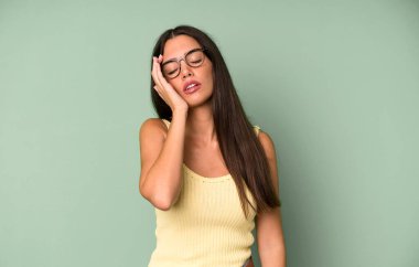 İspanyol güzel kadın sıkılmış, hayal kırıklığına uğramış ve uykulu. Yorucu, sıkıcı ve can sıkıcı bir işten sonra, el ele tutuşarak.