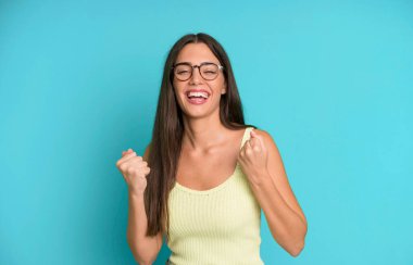 İspanyol güzel kadın zaferle bağırıyor, gülüyor, mutlu ve heyecanlı hissediyor başarıyı kutlarken.