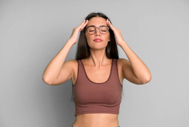 İspanyol güzel kadın konsantre, düşünceli ve ilham verici, beyin fırtınası yapıyor ve hayal ediyor.