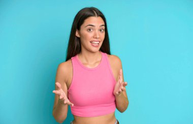 İspanyol güzel kadın kendini mutlu, şaşkın, şanslı ve şaşırmış hissediyor. Sanki her şeyi ciddiye alıyormuş gibi. İnanılmaz!