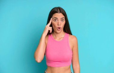 İspanyol güzel kadın şaşırmış, ağzı açık, şok olmuş, yeni bir düşünce, fikir ya da konsept keşfediyor.