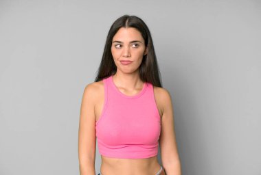 İspanyol güzel kadın merak ediyor, mutlu düşünceler ve fikirler düşünüyor, hayal kuruyor, kenarda yer arıyor.