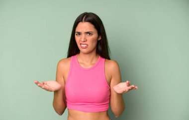 Hispanik güzel bir kadın bilgisiz ve kafası karışık, hangi seçeneği seçeceğinden emin değil, merak ediyor.