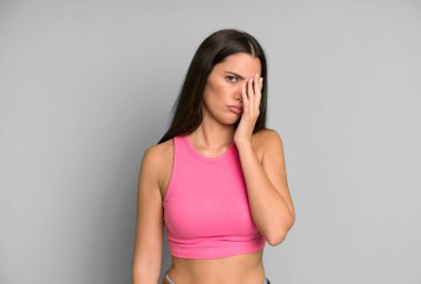 İspanyol güzel kadın sıkılmış, hayal kırıklığına uğramış ve uykulu. Yorucu, sıkıcı ve can sıkıcı bir işten sonra, el ele tutuşarak.