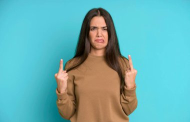 İspanyol güzel kadın kışkırtıcı, agresif ve müstehcen hissediyor. İsyankar bir tavırla orta parmağını hareket ettiriyor.