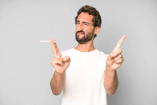 Jovem Louco Barbudo Expressivo Homem Com Cigarro — Fotografia de Stock