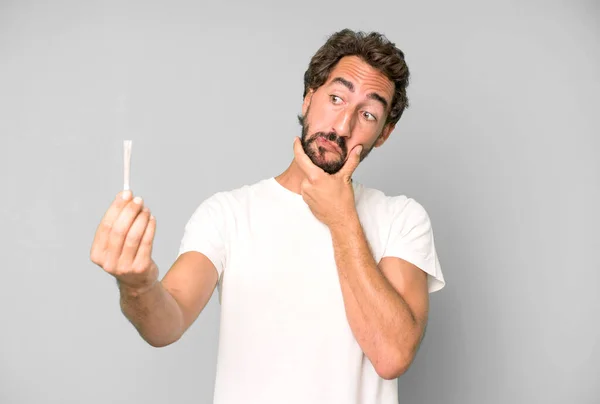 Jonge Gekke Bebaarde Expressieve Man Met Een Sigaret — Stockfoto