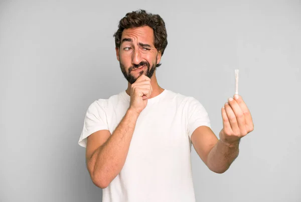 年轻的 满脸胡须的 有表情的 拿着香烟的男人 — 图库照片