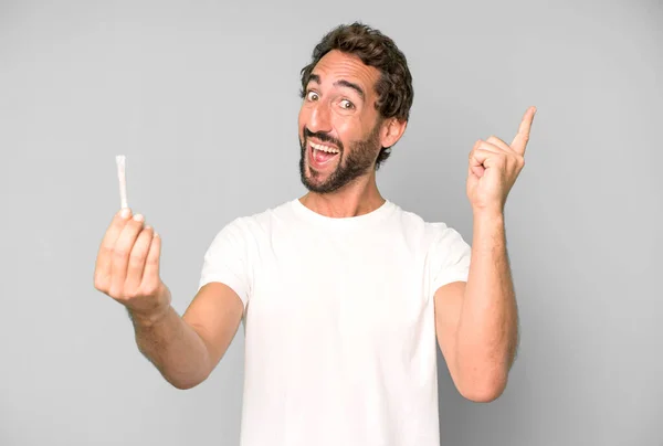 Jovem Louco Barbudo Expressivo Homem Com Cigarro — Fotografia de Stock