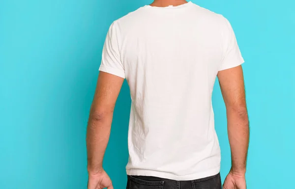 一个满脸胡须 满腔热情的年轻人穿着一件空的空白T恤 装模作样 — 图库照片