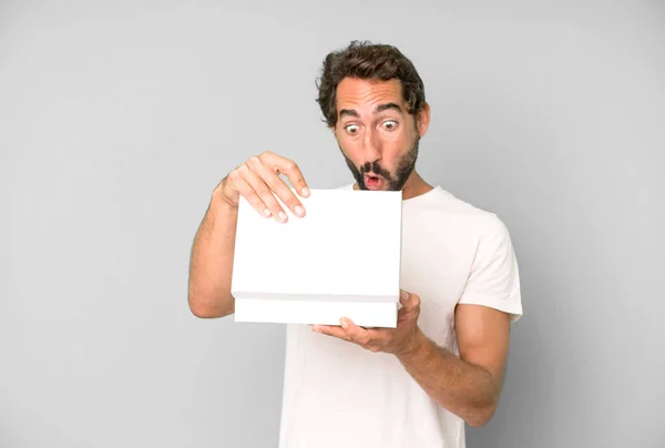 Jonge Gekke Bebaarde Expressieve Man Met Blanco Verpakking Doos — Stockfoto