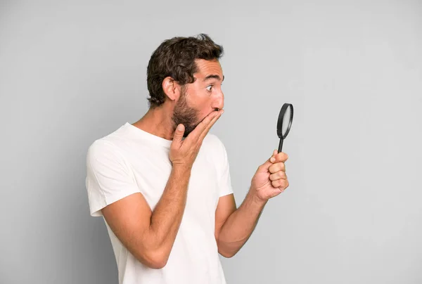 Unge Sprø Skjeggete Mann Med Forstørrelsesglass Søke Etter Eller Finne – stockfoto