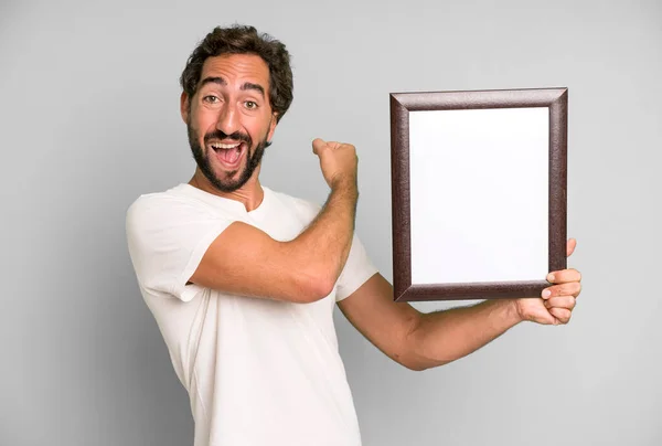 Jong Gek Bebaarde Expressieve Man Met Een Wit Leeg Frame — Stockfoto