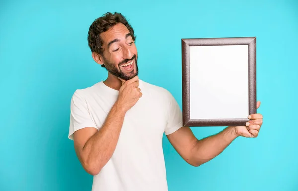 Jong Gek Bebaarde Expressieve Man Met Een Wit Leeg Frame — Stockfoto