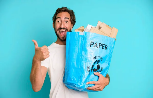 Jonge Gekke Bebaarde Expressieve Man Met Een Zak Recyclen — Stockfoto