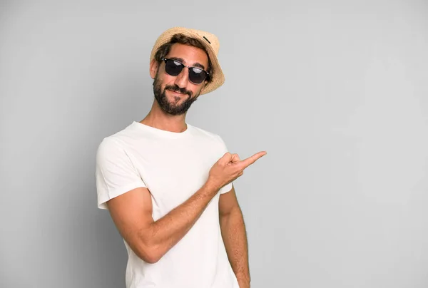 Joven Loco Barbudo Expresivo Hombre Con Gafas Sol Sombrero Concepto — Foto de Stock