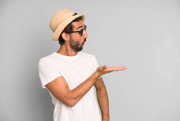 Joven Loco Barbudo Expresivo Hombre Con Gafas Sol Sombrero Concepto — Foto de Stock