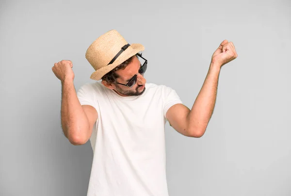 Young Crazy Bearded Expressive Man Sunglasses Hat Vacation Concept — Stock Photo, Image