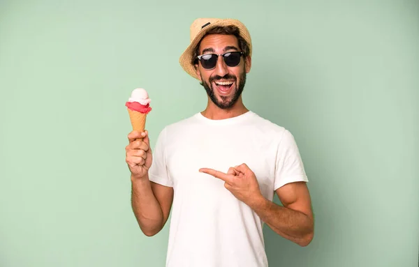 Junger Verrückter Bärtiger Und Ausdrucksstarker Mann Mit Sonnenbrille Und Eis — Stockfoto