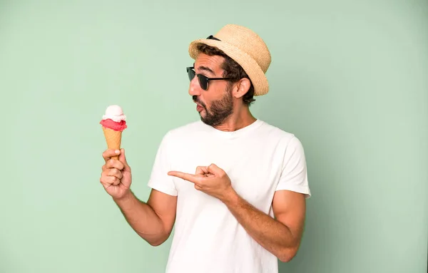 Joven Loco Barbudo Expresivo Hombre Con Sombrero Gafas Sol Celebración — Foto de Stock