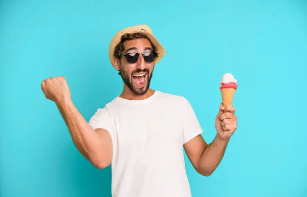 Joven Loco Barbudo Expresivo Hombre Con Sombrero Gafas Sol Celebración — Foto de Stock