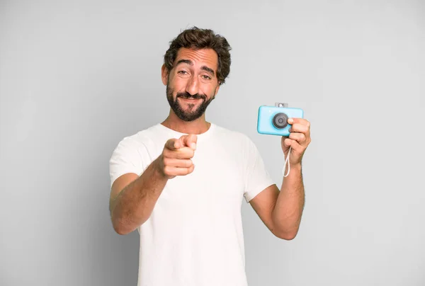 Giovane Pazzo Uomo Barbuto Espressivo Con Una Fotocamera Phooto Vintage — Foto Stock