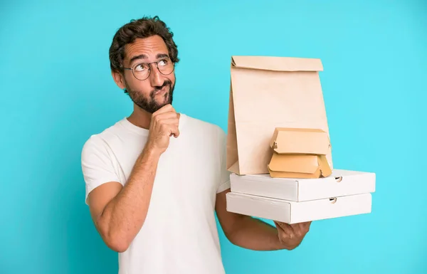 Genç Çılgın Sakallı Dışavurumcu Adam Fast Food Götürüyor Boş Paketler — Stok fotoğraf