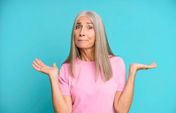 Bastante Gris Pelo Senior Mujer Sintiéndose Desconcertado Confundido Dudando Ponderando —  Fotos de Stock