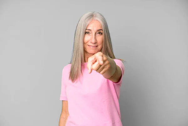Hübsche Graue Haare Seniorin Zeigt Die Kamera Mit Einem Zufriedenen — Stockfoto