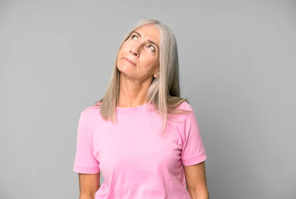 Pretty Gray Hair Senior Woman Worried Confused Clueless Expression Looking — Stock Photo, Image