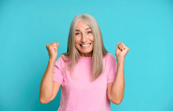 Довольно Седые Волосы Пожилая Женщина Чувствует Шок Взволнован Счастлив Смеется — стоковое фото