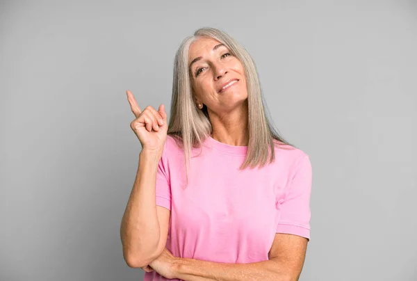 Hübsche Graue Haare Seniorin Lächelt Glücklich Und Schaut Seitwärts Fragt — Stockfoto