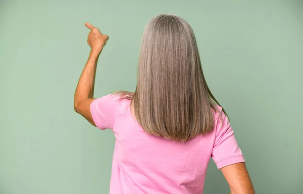 Dość Siwe Włosy Starsza Kobieta Stoi Wskazuje Sprzeciw Przestrzeni Kopiowania — Zdjęcie stockowe