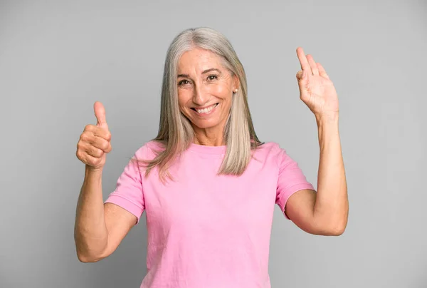 Hübsche Graue Haare Seniorin Fühlt Sich Glücklich Erstaunt Zufrieden Und — Stockfoto