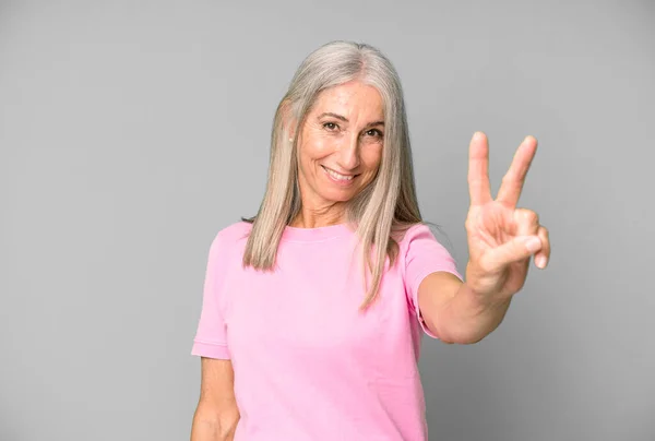 Bonita Mujer Mayor Pelo Gris Sonriendo Mirando Feliz Despreocupado Positivo —  Fotos de Stock