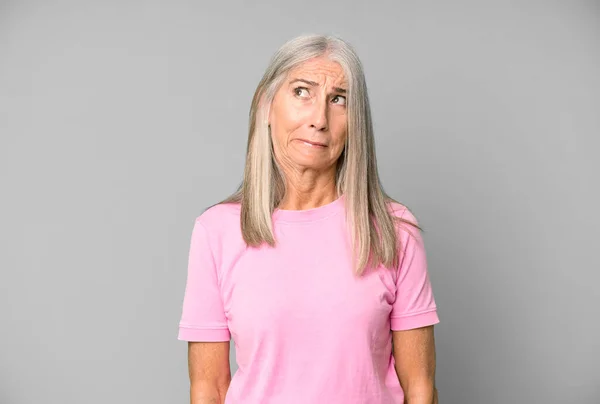Bastante Gris Pelo Senior Mujer Buscando Preocupado Estresado Ansioso Asustado —  Fotos de Stock